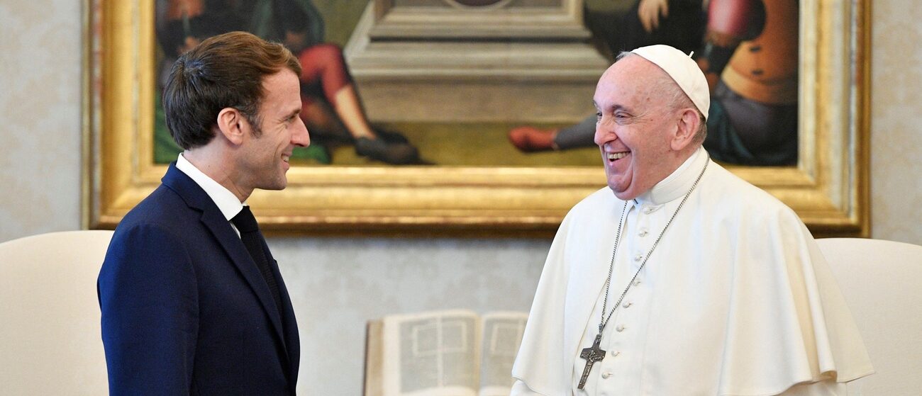 Le pape François et le président Emmanuel Macron se sont  déjà rencontrés à deux reprises | sur la photo, en novembre 2021 © AFP PHOTO / VATICAN MEDIA/Keystone