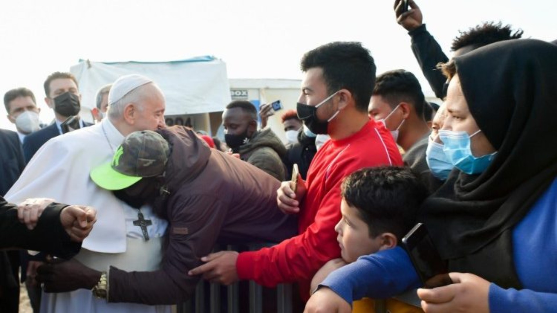 Archive Le pape saluant les réfugiés sur l'île grecque de Lesbos | © Vatican Media
