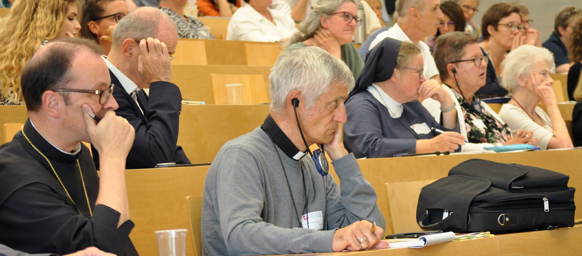 Les femmes et les évêques à l'uni de Fribourg pour discuter de la sacramentalité | © CES