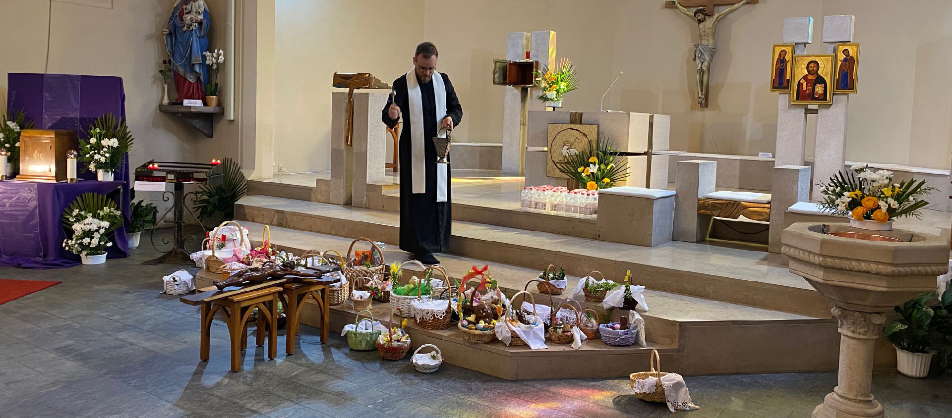 Traditionnelle bénédiction de nourriture, le Samedi Saint, dans l'église de Villeneuve (VD) | © DR