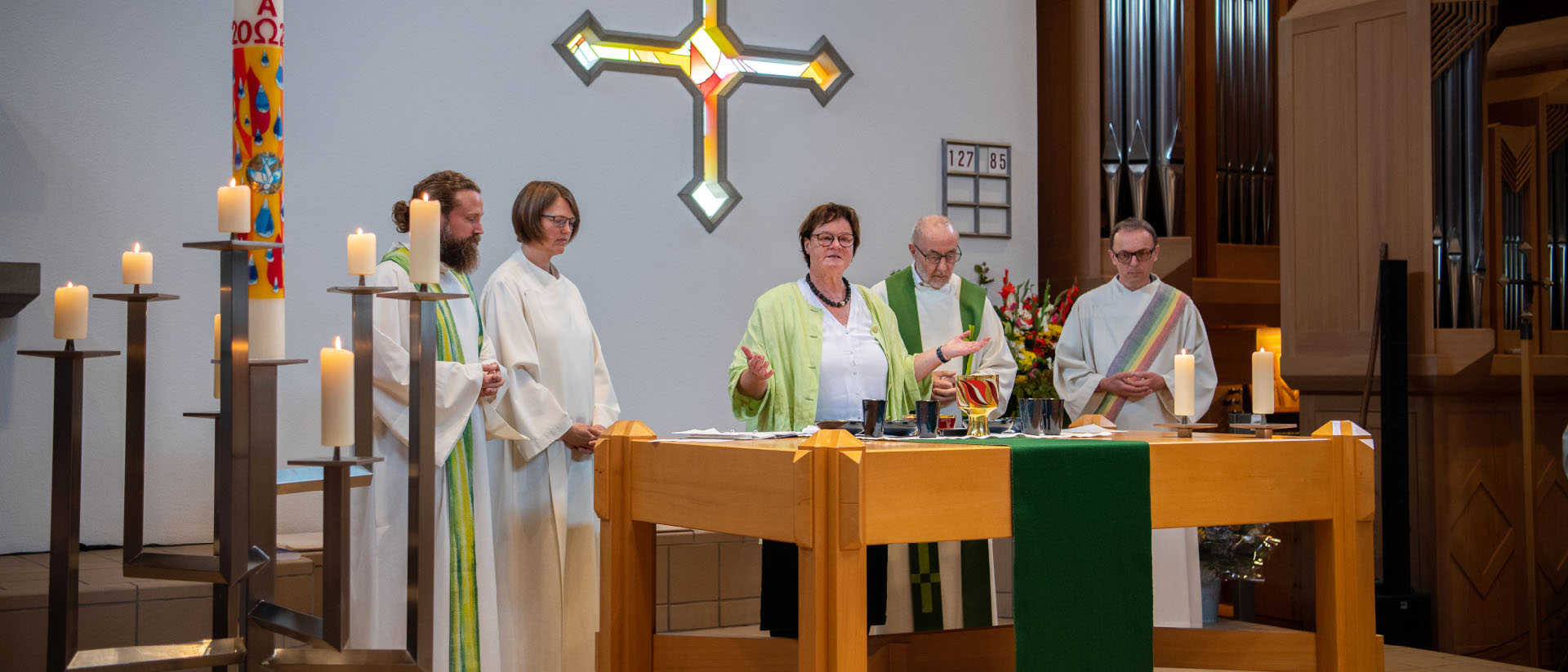 Corinne Schmid a concélébré une messe, entourée de deux prêtres et d'un diacre | © Seraina Boner