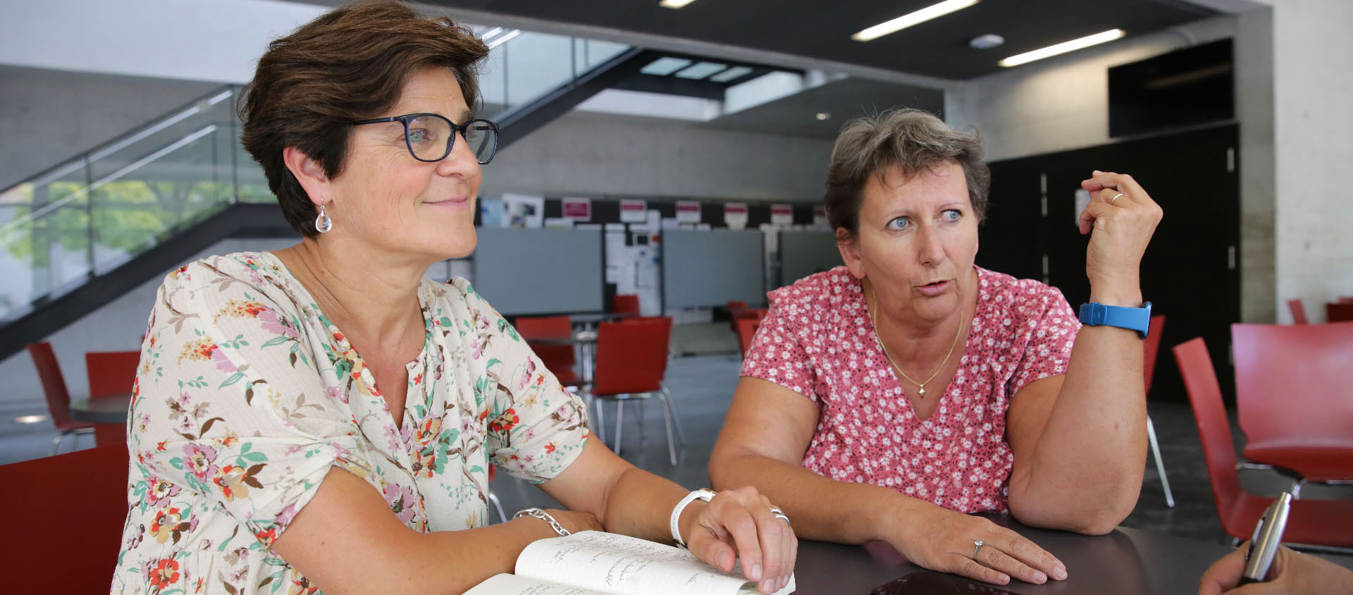 Isabelle Vernet et Marie-Christine Conrath, engagées en Église, ont confié leurs impressions à cath.ch sur ce colloque vécu avec les évêques et une centaine de personnes | © Bernard Hallet  