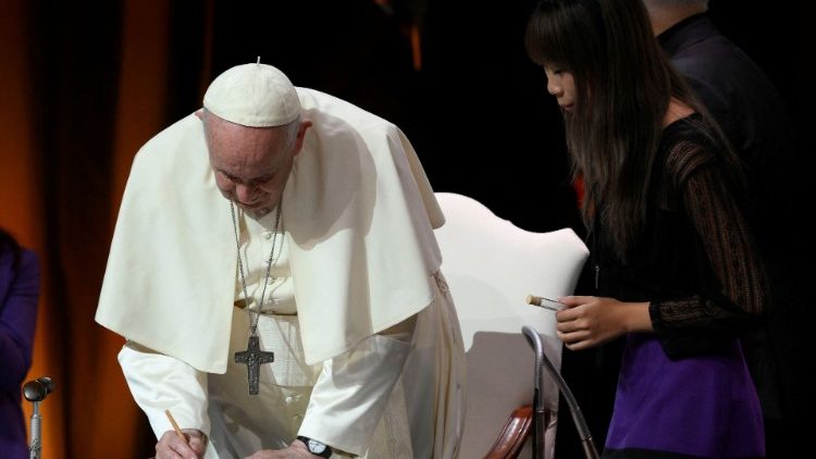 Le pape François signe un pacte pour une économie évangélique avec les jeunes à Assise, le 24 septembre 2022 | © Vatican Media