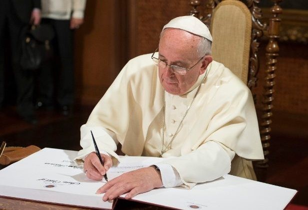Le pape François signe la nouvelle Constitution de l’Odre de Malte | © Vatican Media