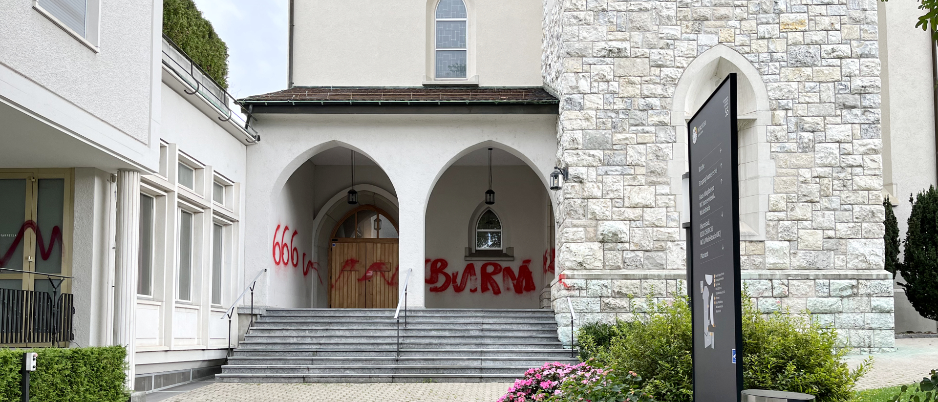 Les graffitis satanistes ont été inscrits à l'entrée de l'église du Sacré-Coeur à Zurich-Oerlikon | © Melanie Carafa
