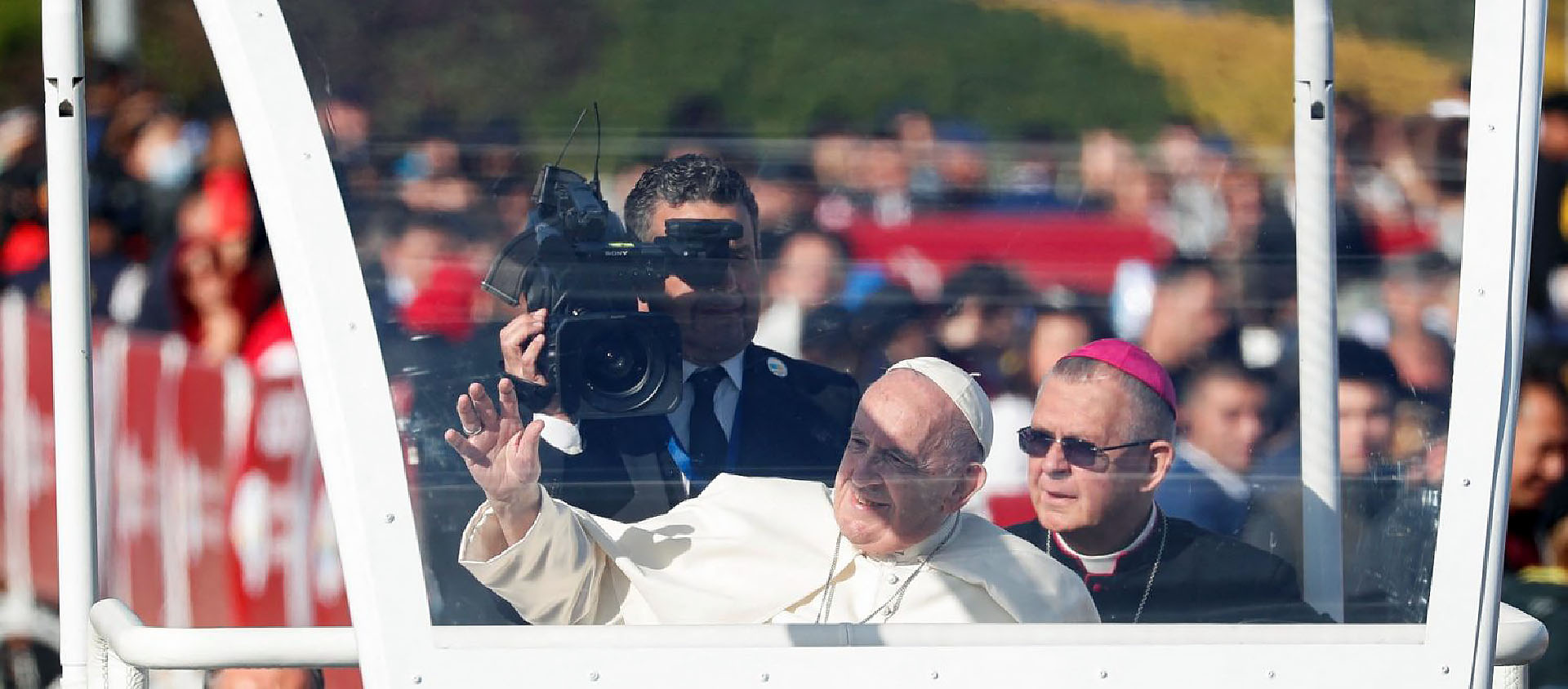 Le pape salue les 3'000 personnes venues assister à la messe qui s'est déroulée place de l'Expo, à Nour-Sultan | © Vatican News