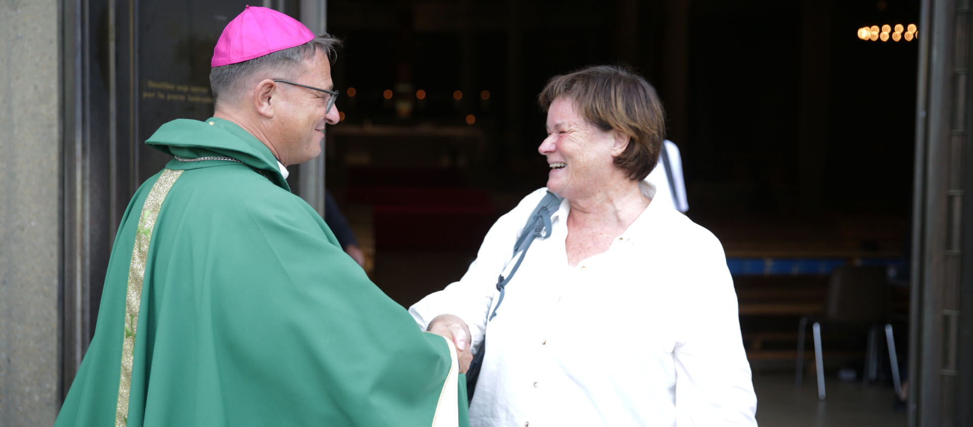 Monika Schmid salue Mgr Gmür à la sortie de la messe à Fribourg le 6 septembre 2022 © Bernard Hallet