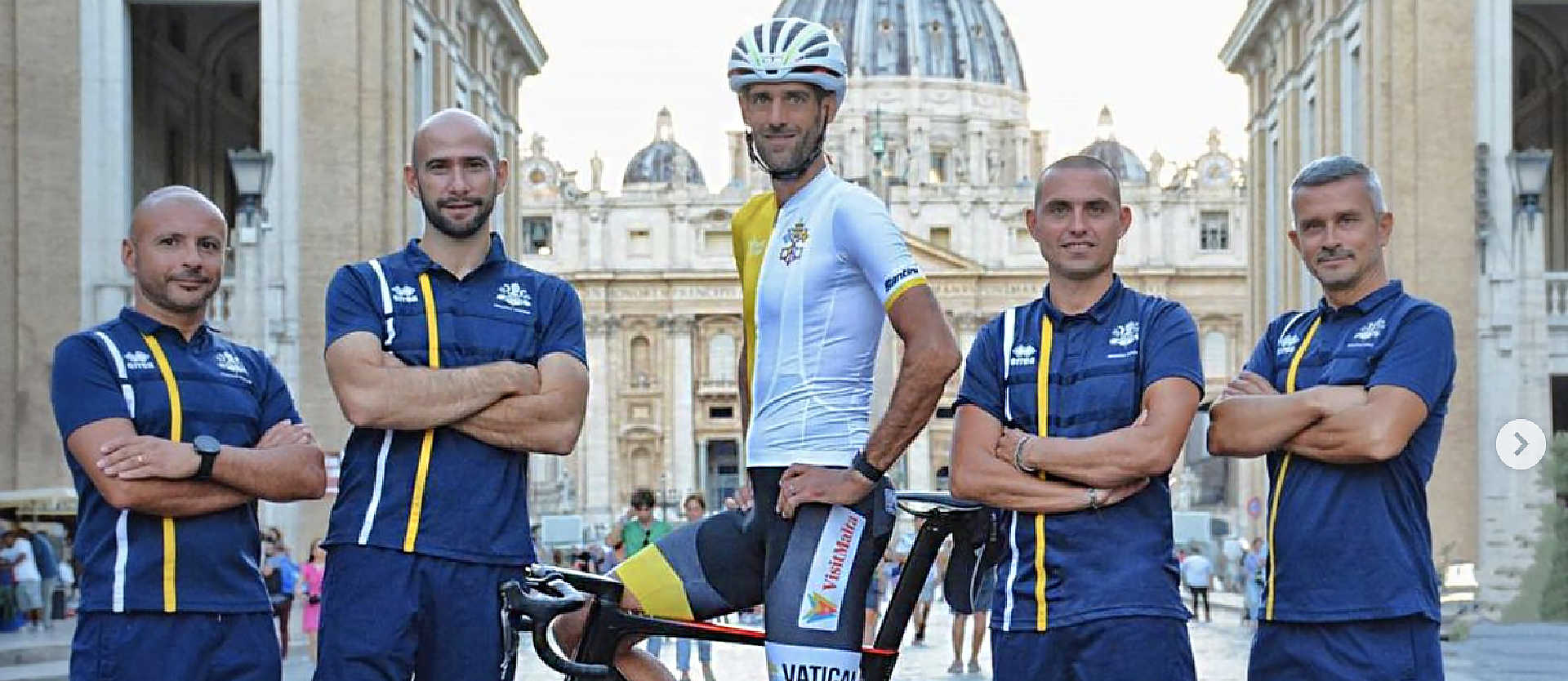 Le coureur néerlandais avec son équipe devant la Place St-Pierre | Instagram Valerio Agnoli