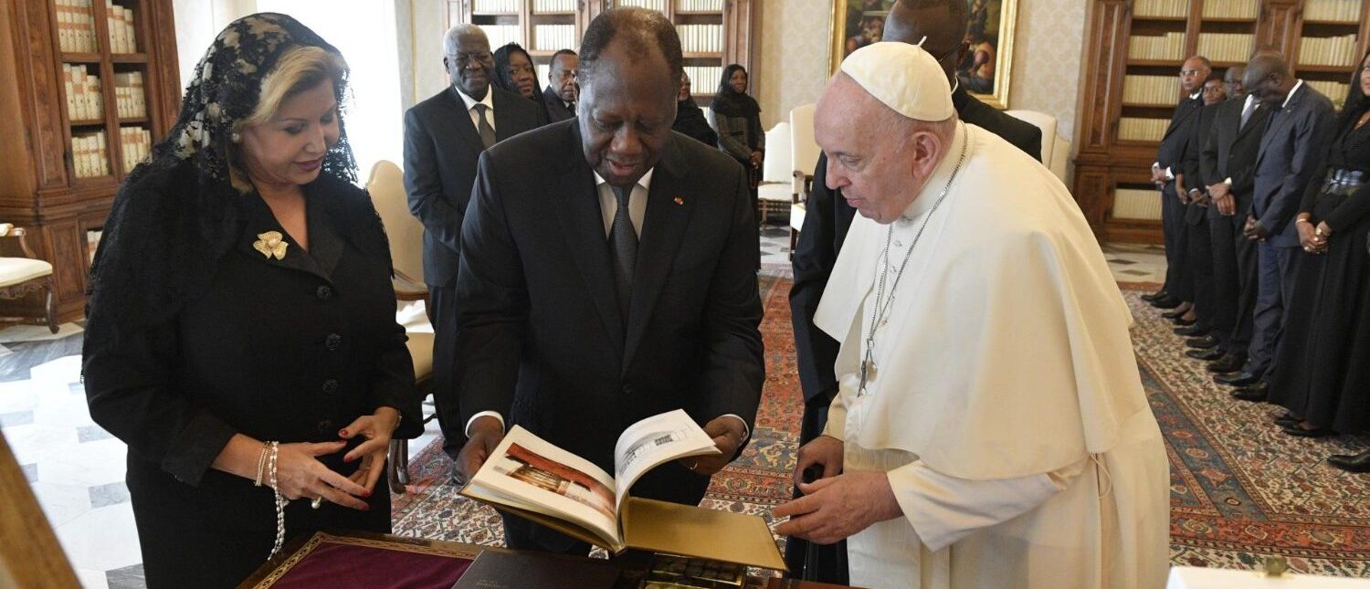 Le président ivoirien Alassane Ouattara et son épouse Dominique Ouattara ont été reçus par le pape François | © Vatican Media