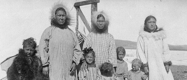 Un famille d'Inuits du Grand Nord canadien | domaine public 