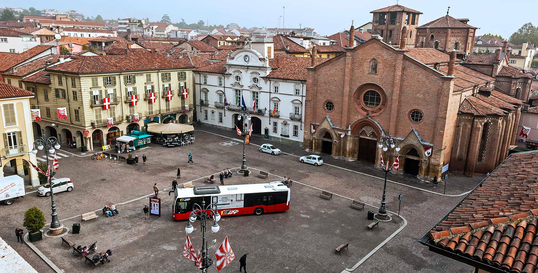 La place d'Asti et sa cathédrale | wikimedia commons Flexxeed CC-BY-SA-4.0