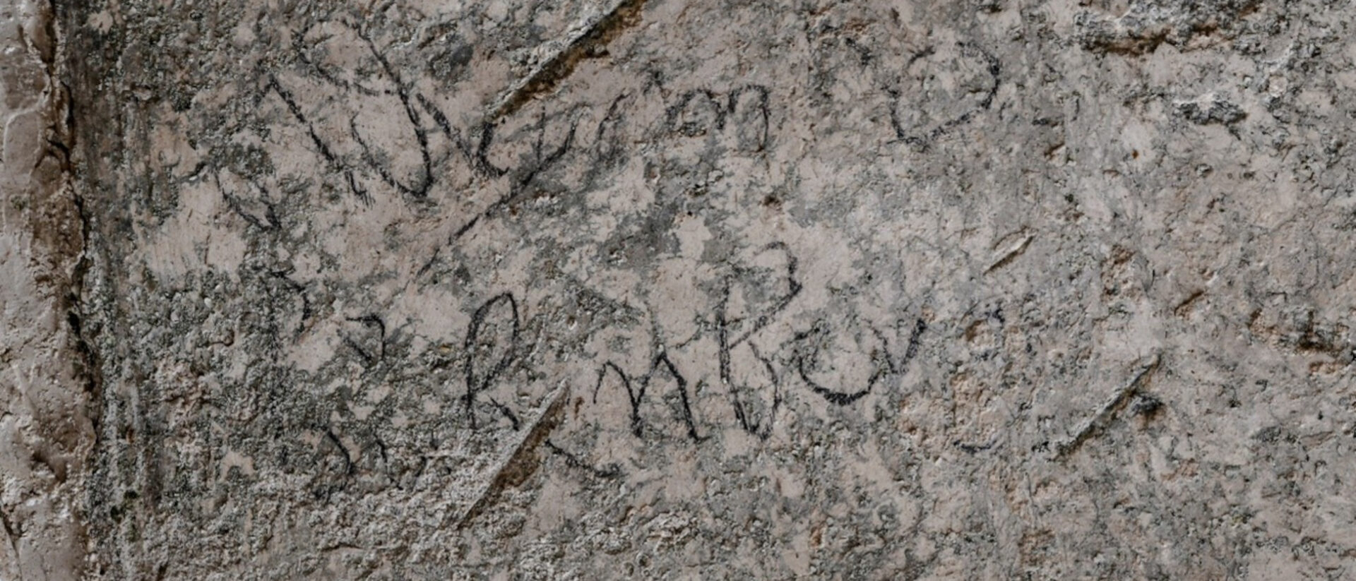 Le graffiti d'Adrian de Bubenberg (1424-1479) tracé au fusain sur les murs du Cénacle, à Jérusalem | ©  Shai Halevy/Israel Antiquities Authority