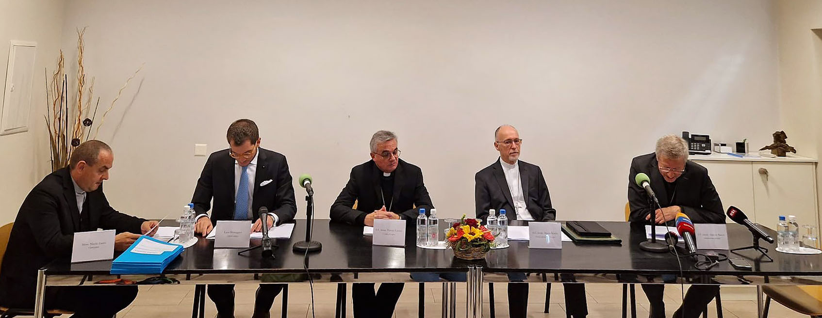A la conférence de presse, Mgr Lazzeri avec, à sa gauche, le nonce apostolique en Suisse Mgr Martin Krebs et Mgr Alain de Raemy, nommé administrateur apostolique du diocèse de Lugano  | © Cristina Vonzun/catt.ch