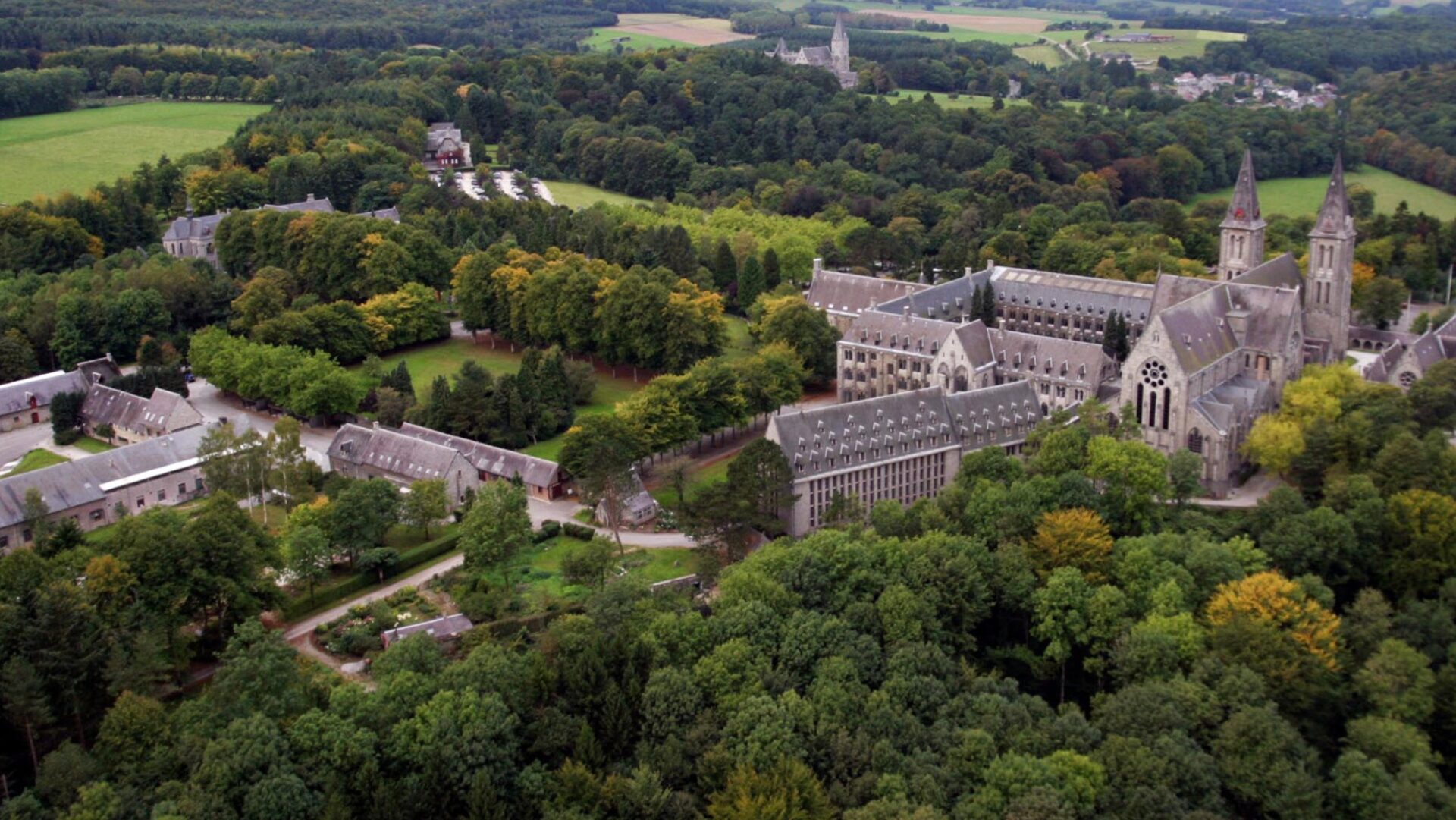 L'Abbaye de Maredsous dans la vallée de la Molignée en Wallonie | abbaye de Maredsous 