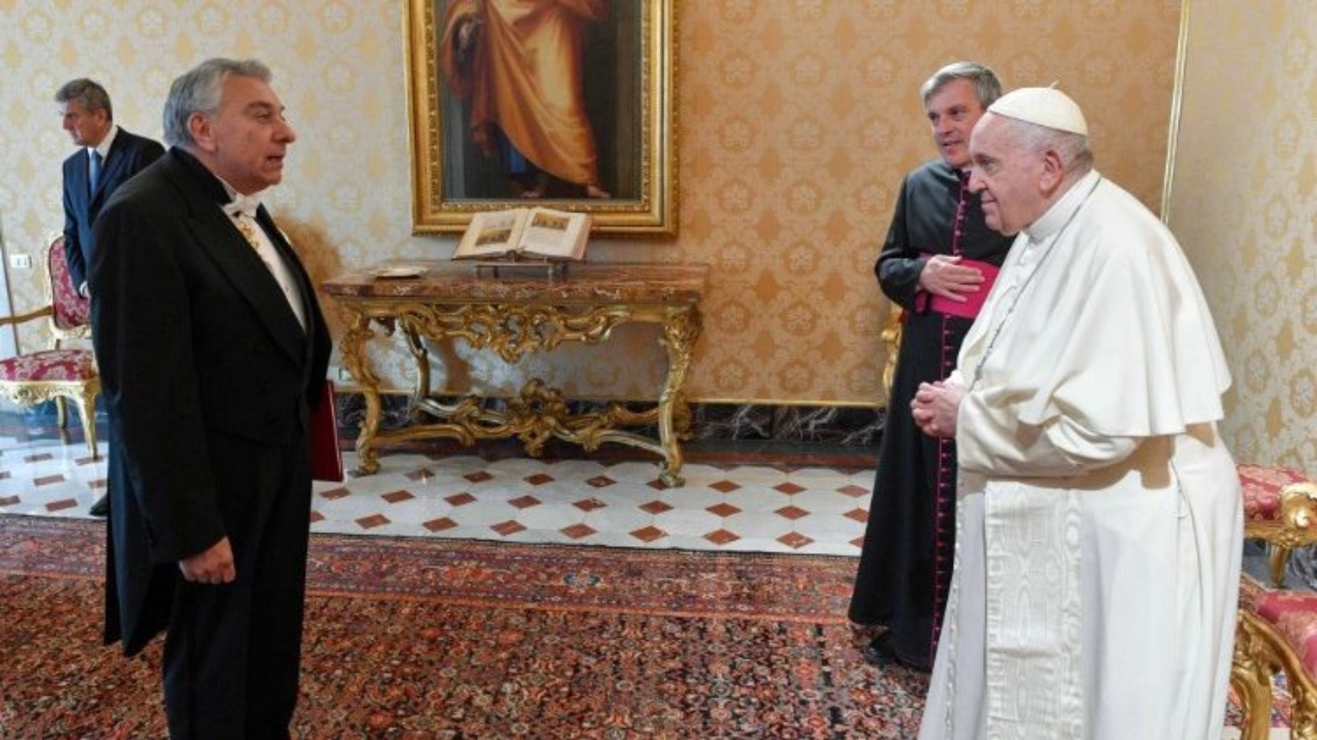 Philippe Orengo, ambassadeur de la Principauté de Monaco près le Saint-Siège, présente ses lettres de créance au souverain pontife, le 22 octobre 2022 au Palais apostolique | © Vatican Media 