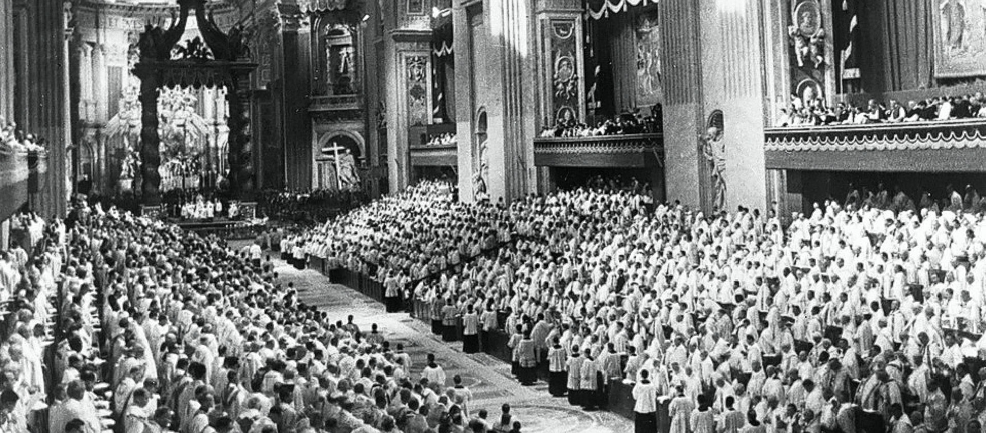 Les père conciliaires se sont rassemblés dans la basilique Saint-Pierre de Rome pour l'ouverture du Concile, le 11 octobre 1962 | © Keystone/PAP