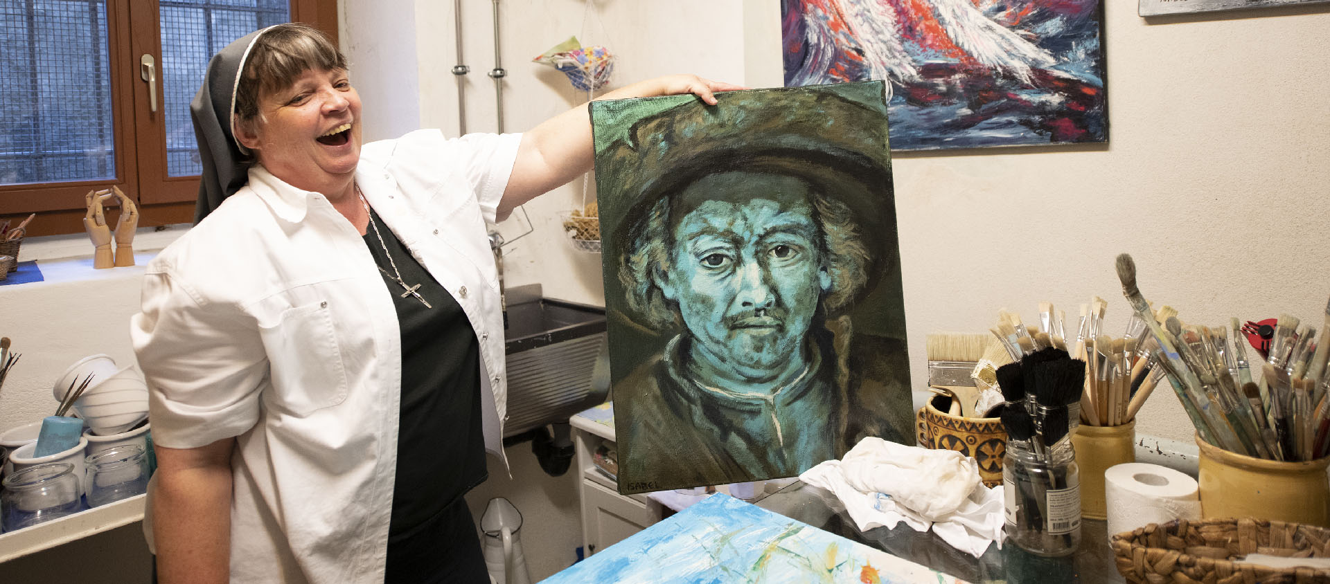 Dans son atelier, Soeur Isabel montre son "Rembrandt" | © Valentine Brodard