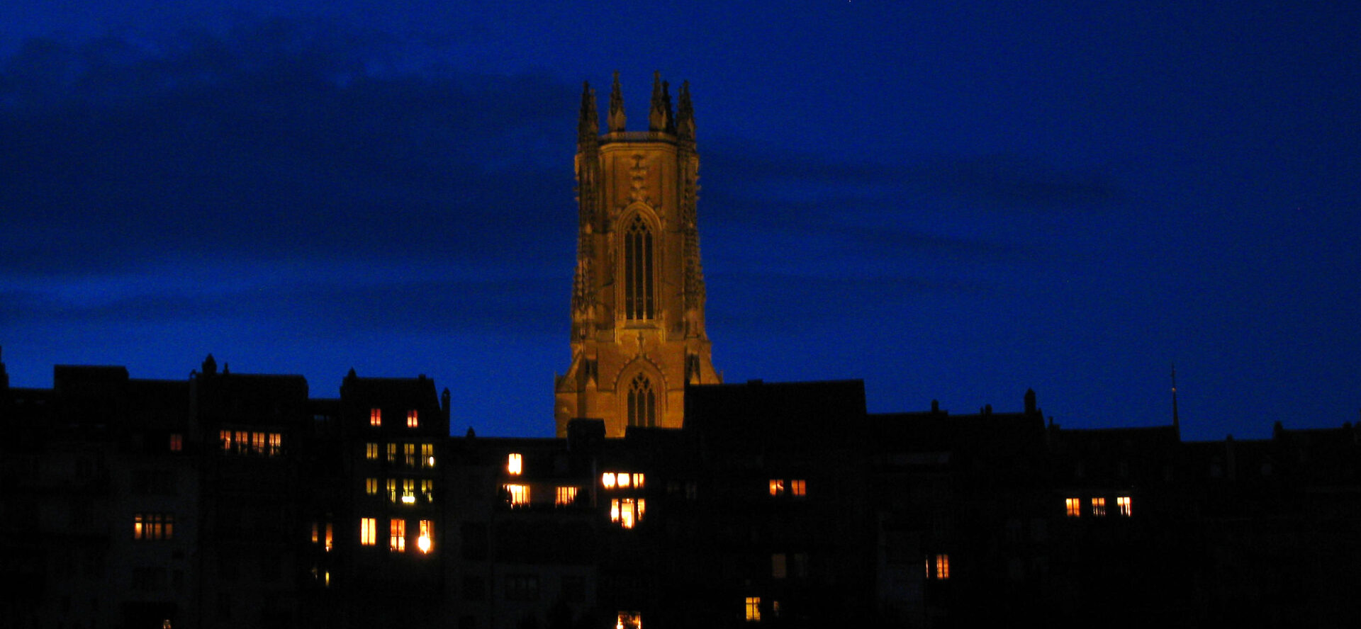 Dans le cadre des mesures d'économie d'énergie, l'éclairage de la cathédrale de Fribourg pourrait être revu | © Groume/Flickr/CC BY-SA 2.0