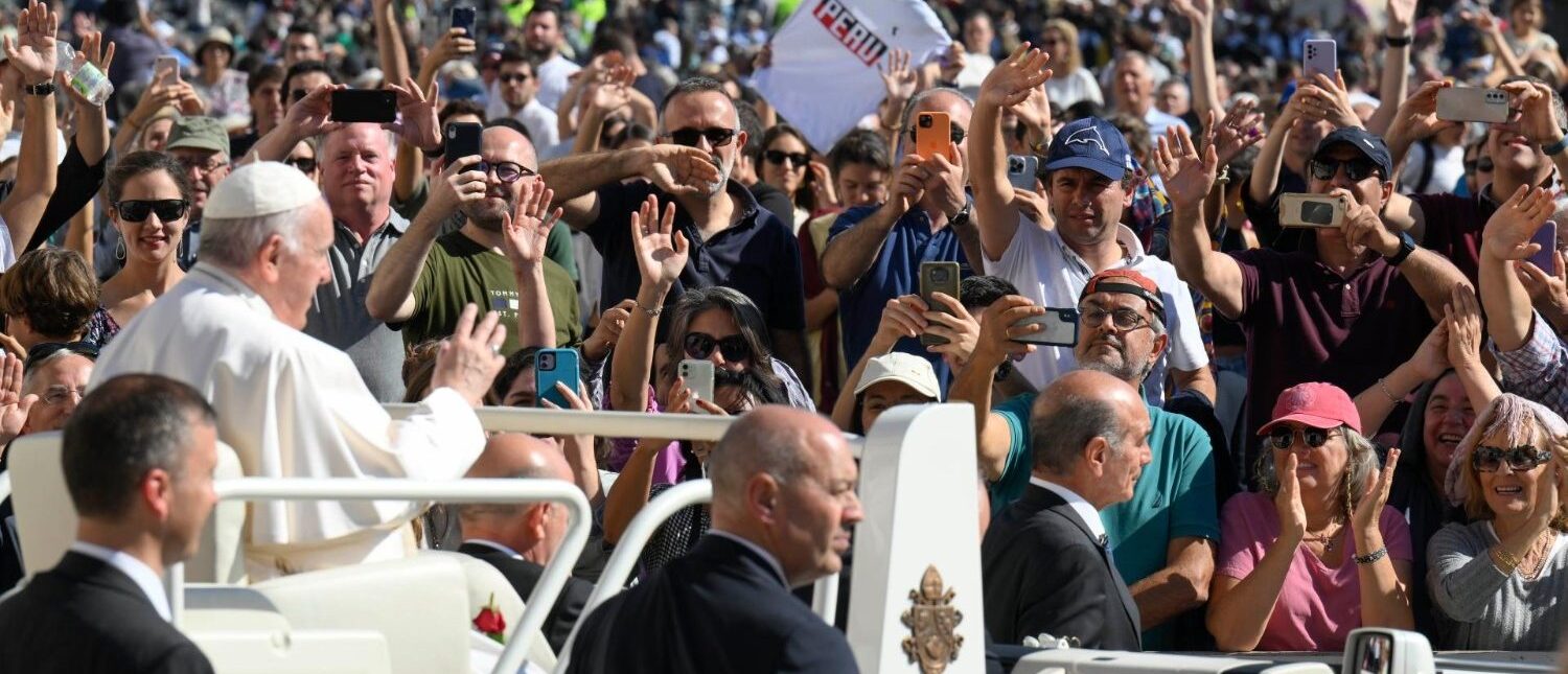 Le pape François salue les membres de Communion et Libération, le 15 octobre 2022 au Vatican | © Vatican Media
