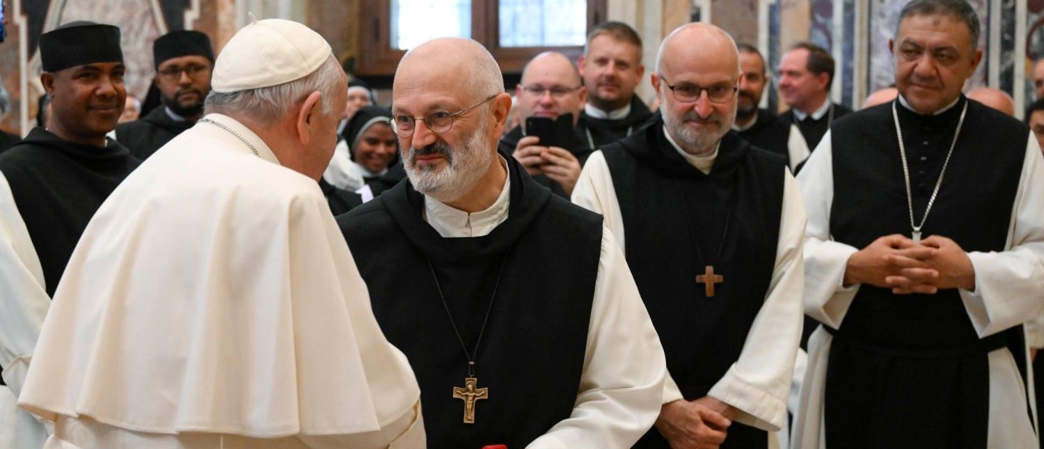 Le pape salue le religieux tessinois Mauro Lepori, récemment réélu Abbé-général des cisterciens, à Rome le 17 octobre 2022 | © Vatican Media