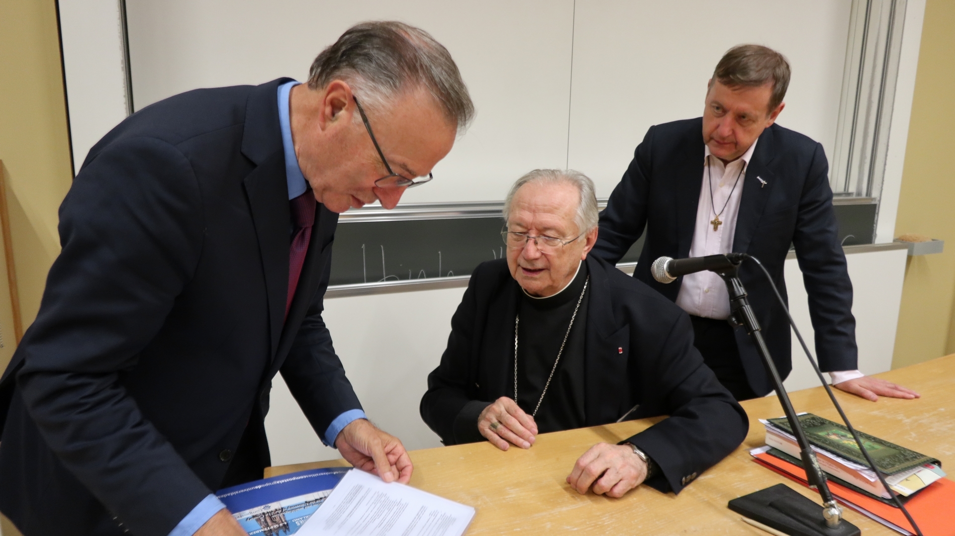 Mgr Joseph Doré, archevêque émérite de Strasbourg, entouré de Mariano Delgado, doyen de la Faculté de Théologie (à g.) et du professeur François-Xavier Amherdt | © Bermard Litzler 