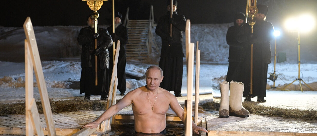A la fête de la Théophanie, Vladimir Poutine se jette dans l’eau glacée d’une rivière venant d’être bénie | © Alexei Druzhinin/AP POOL SPUTNIK/Keystone