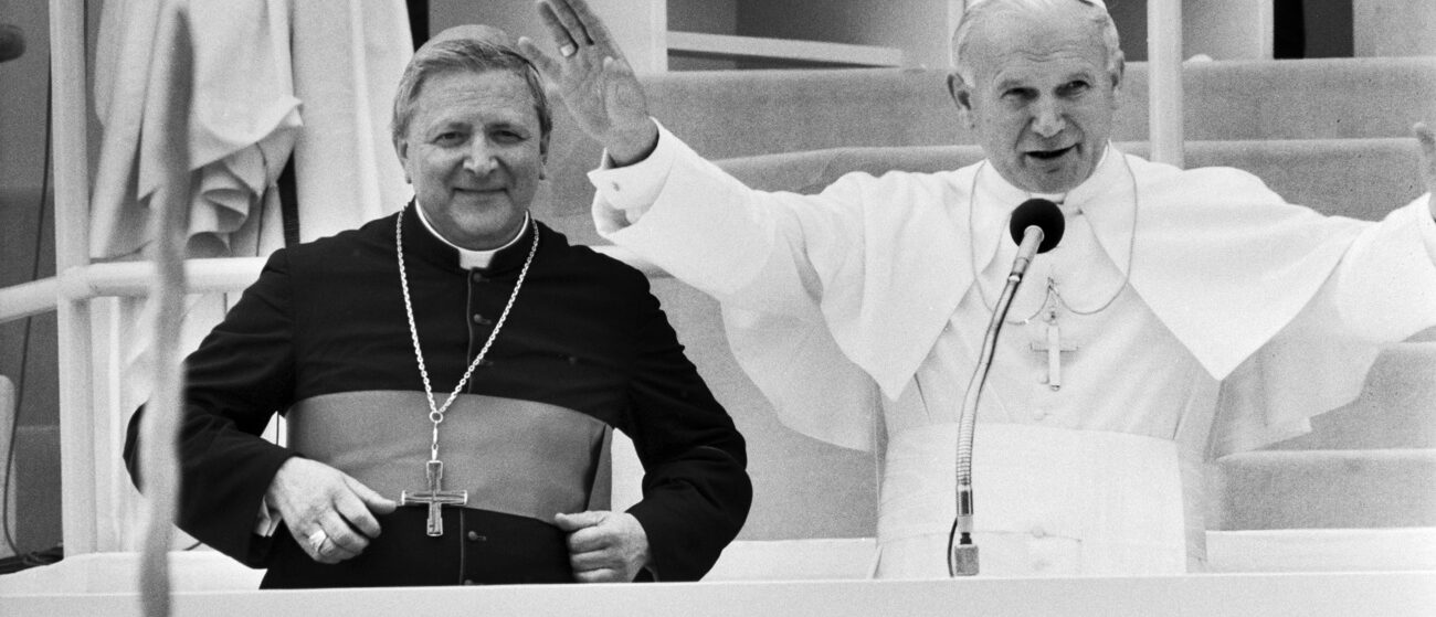 Mgr Ernesto Togni (1926-2022) avait reçu Jean Paul II à Lugano en 1984 | © KEYSTONE/Str
