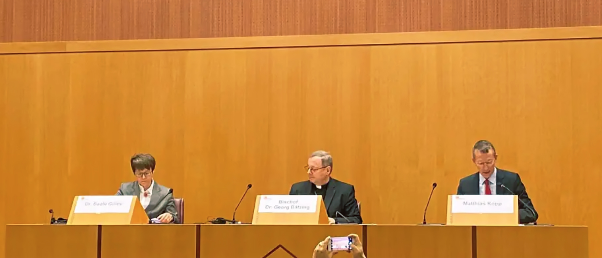Mgr Georg Batzing (au centre) lors de la conférence de presse du 19 novembre 2022 au Vatican | © Anna Kurian - I.MEDIA 