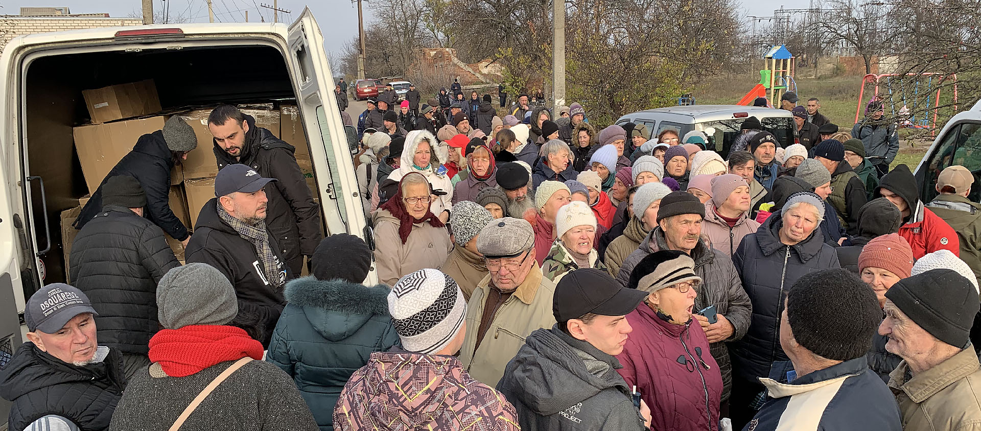 Le Père Misha, Sœur Augustine et les volontaires distribuent de l'aide alimentaire dans les faubourg de la ville d'Izium, libérée de l'occupation russe il y a deux mois | © Yaroslaw Kraviec