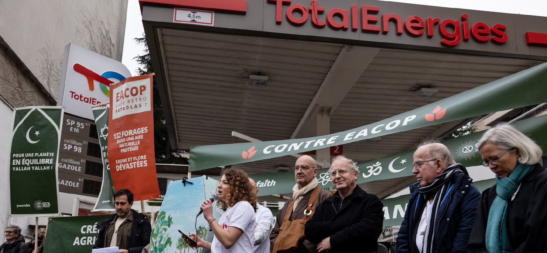 Le 29 novembre 2022, la manifestation contre les projets de TotalEnergies a réuni plusieurs personnalités religieuses, dont Mgr Marc Stenger, évêque émérite de Troyes (deuxième depuis la dr.) | © Clément Tissot/GreenFaith