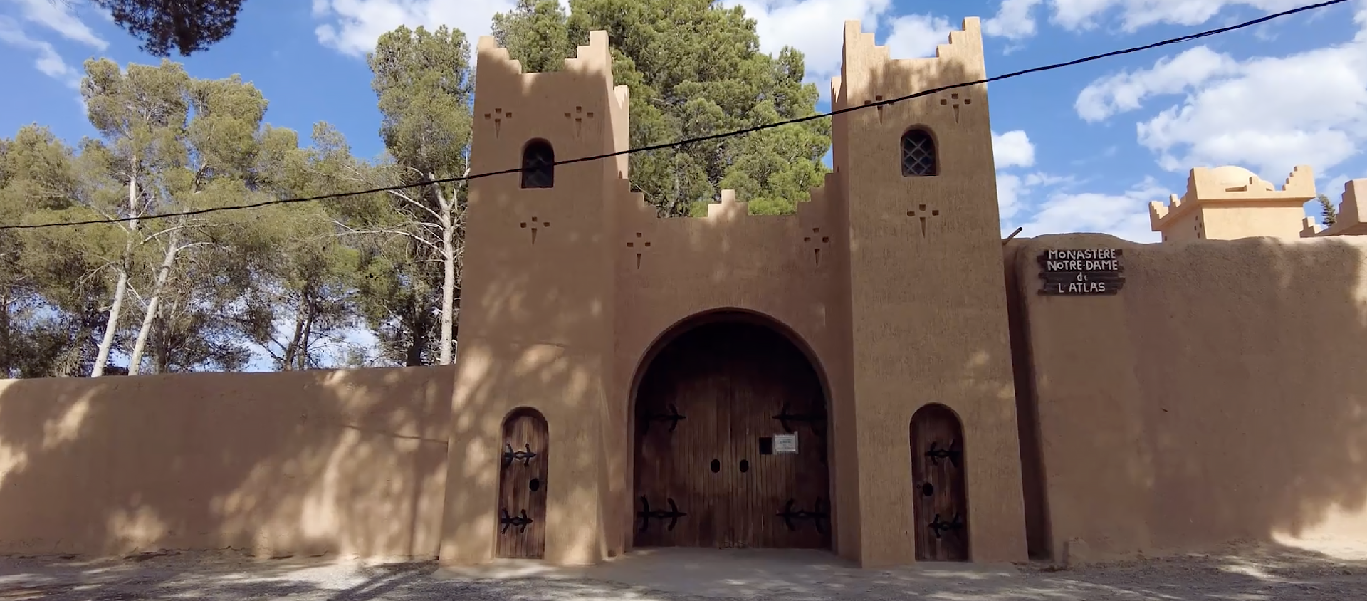 Gaele May a posé sa caméra au monastère de Notre-Dame de l'Atlas | © Lueurs Productions - Capture-écran