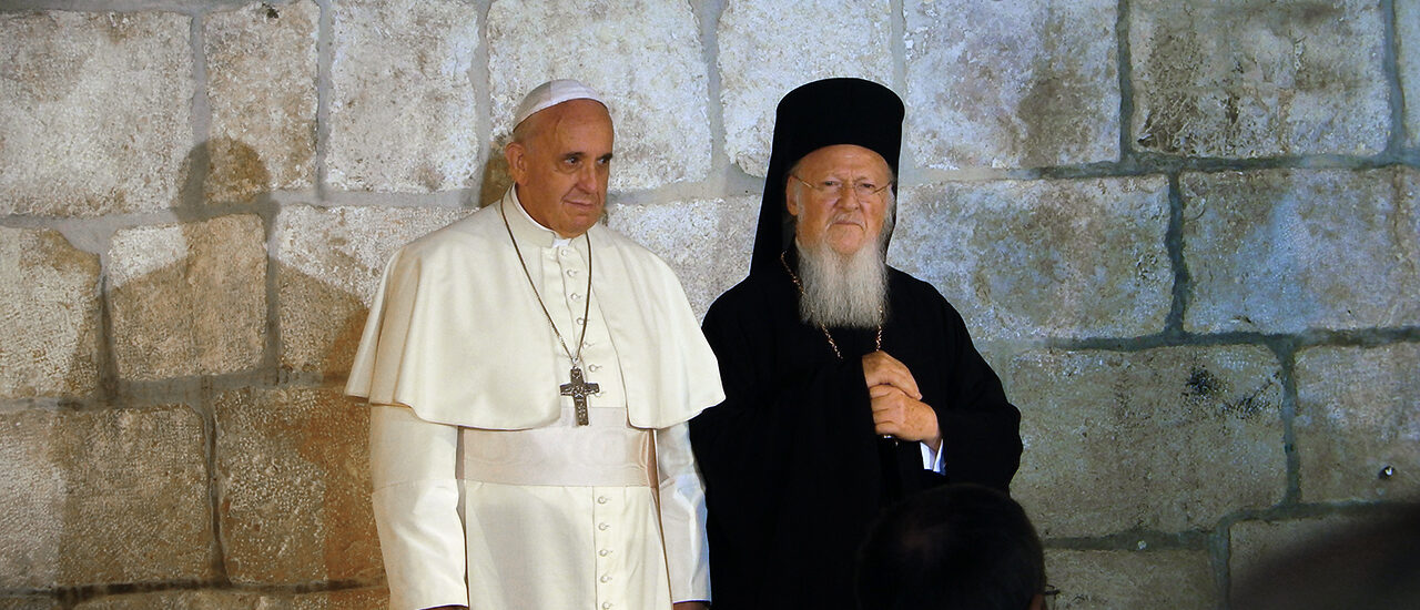 Le pape François et le patriarche Bartholomée discutent dans la perspective des 1700 ans du Concile de Nicée, en 2025 | © Wikimedia Commons