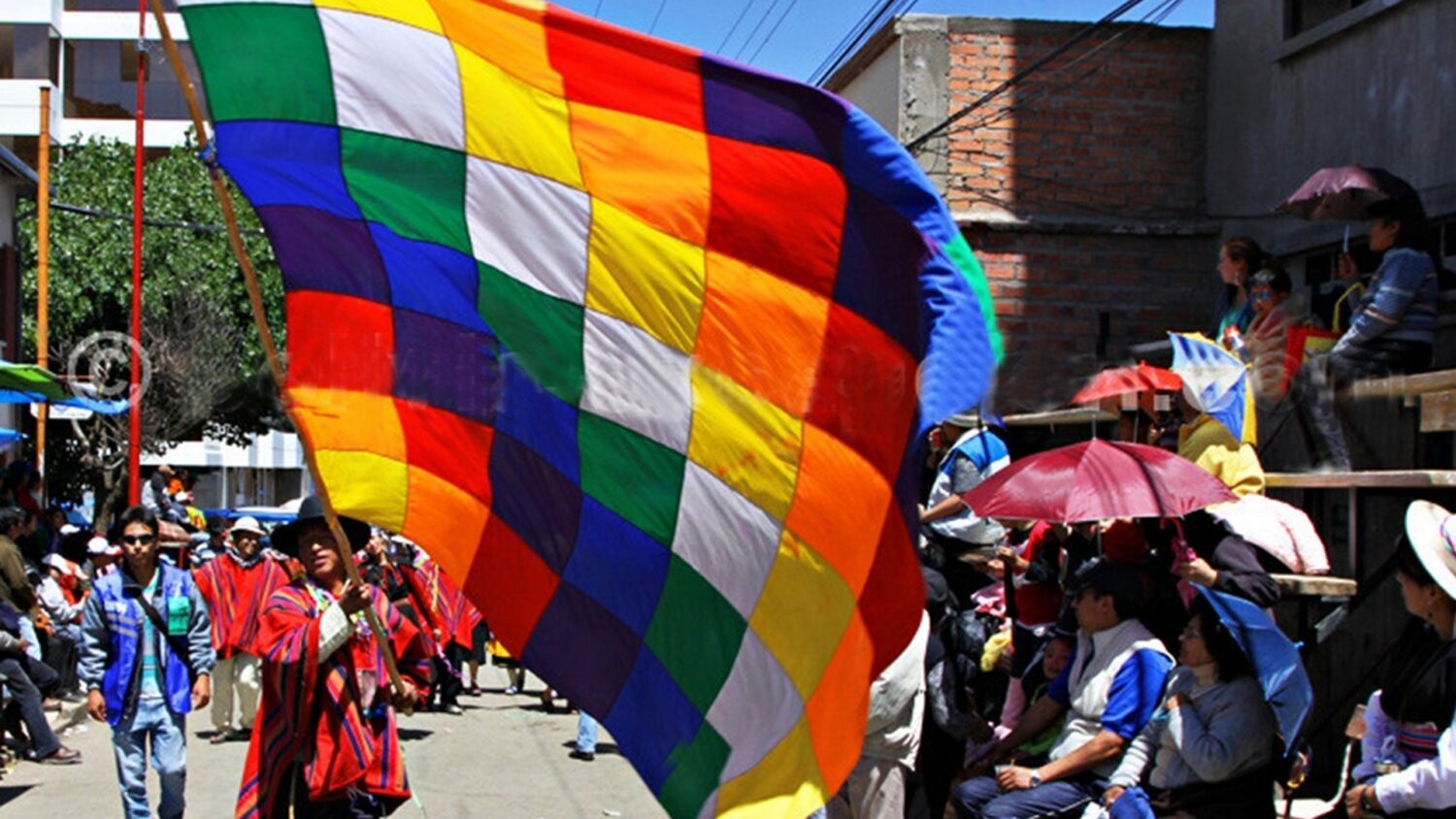 Bolivie: une évangélisation ancrée dans la réalité. Drapeau des peuples indigènes |© Mission