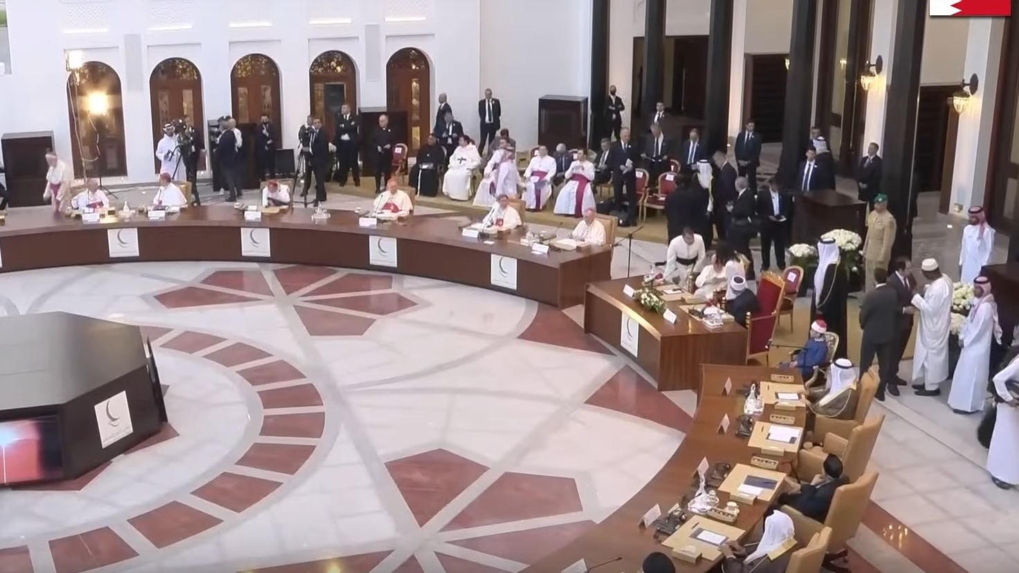 Rencontre du pape François avec le Conseil des Sages musulmans à la mosquée du Palais d’Al-Sakhir au Bahreïn | capture d'écran Vatican media