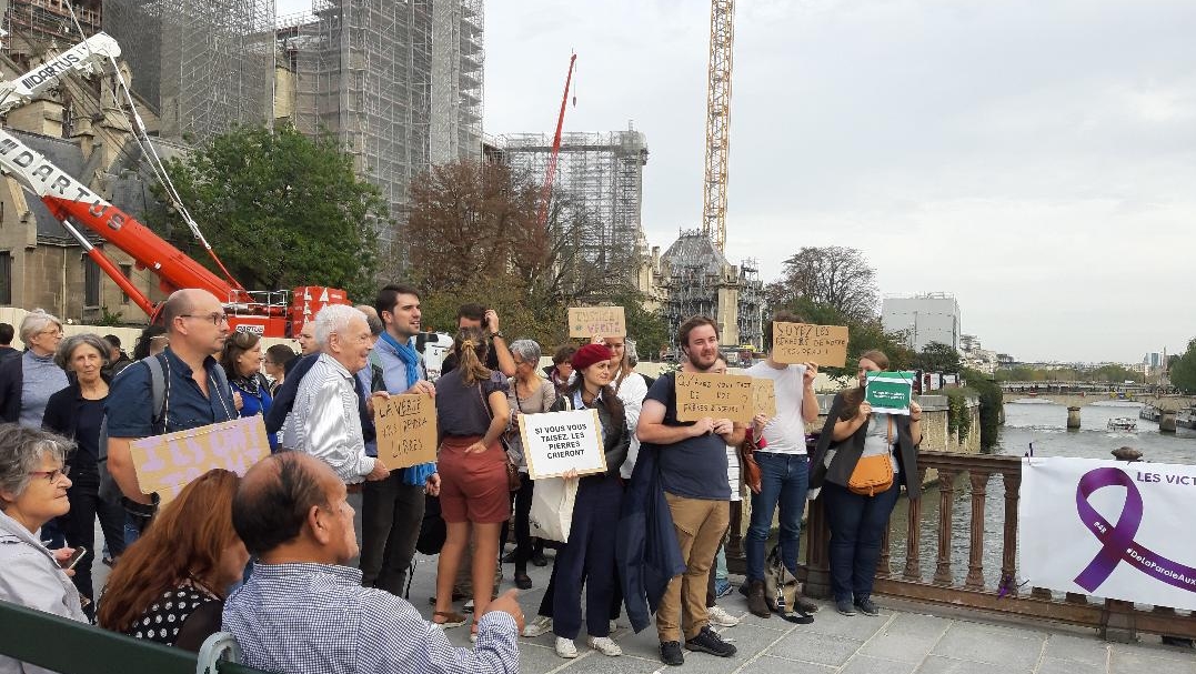 Les manifestants de "sortons les poubelles" devant le chantier de Notre-Dame de Paris | capture d'écran Facebook 