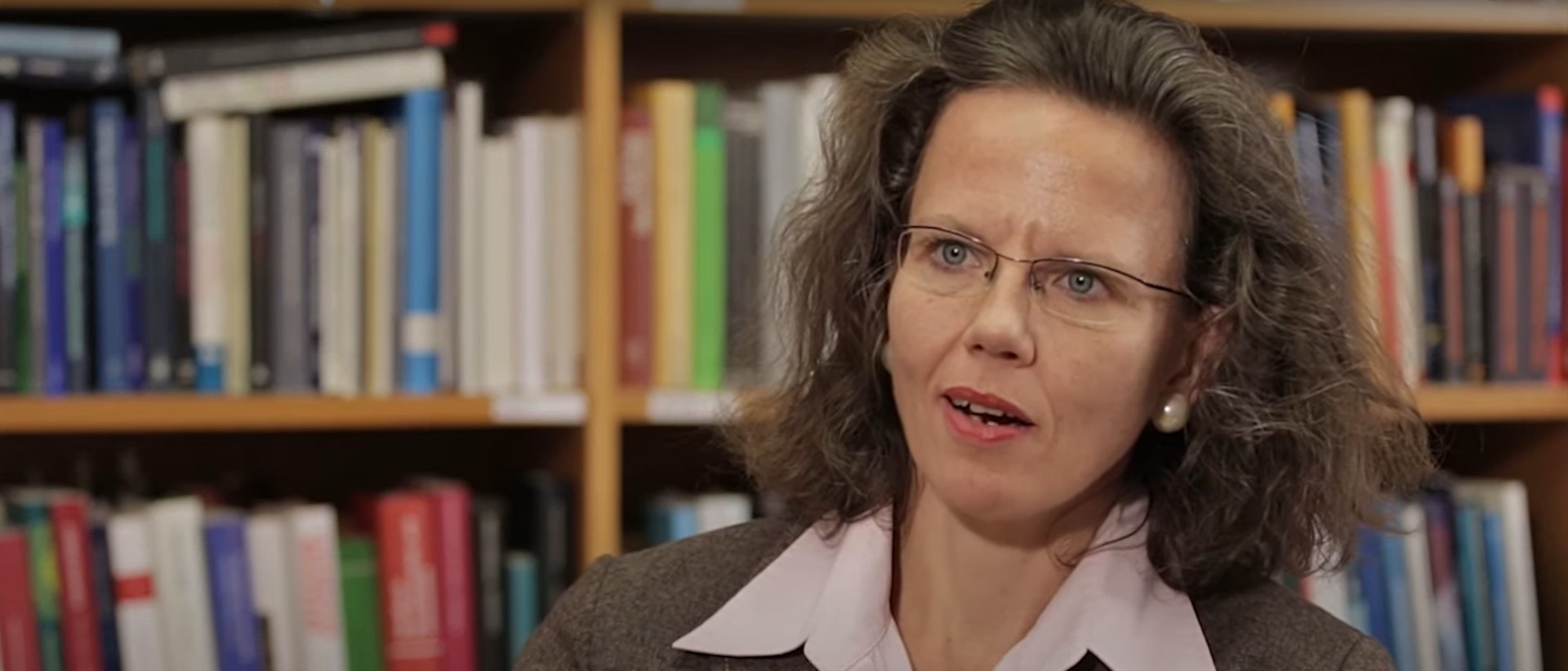 Susanne Kummer, directrice de l'institut de bioéthique IMABE, ne souscrit pas à la politique suisse en matière de suicide assisté | capture d'écran YouTube
