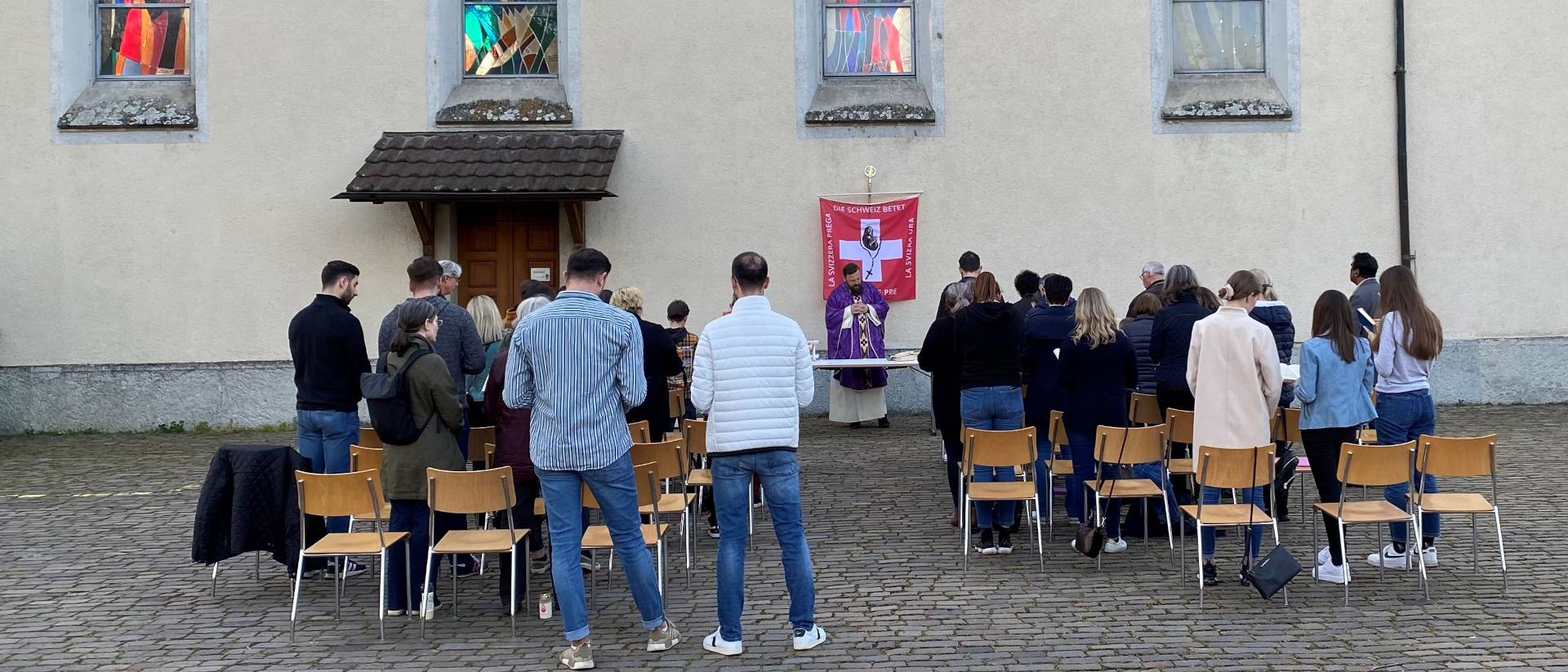 Le Père Adam Serafin célébrant une messe pour ses fidèles devant l'église de Gebenstorf | © Raphael Rauch