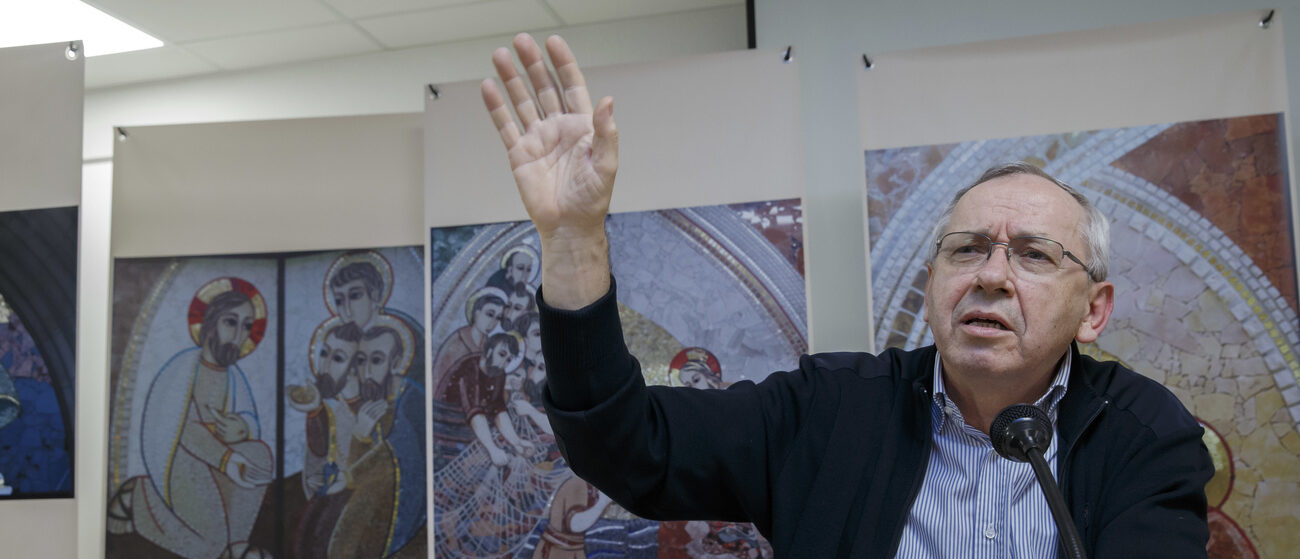 Le Père Marko Rupnik est sous le coup de mesures disciplinaires imposées par les jésuites | photo: lors de l'inauguration du "Chemin de joie", à Genève en 2019 | © KEYSTONE/Salvatore Di Nolfi