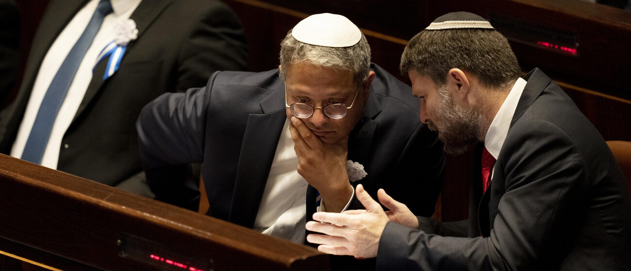 L'entrée d'Itamar Ben-Gvir (g.) et de Bezalel Smotrich dans le gouvernement israélien l'oriente fortement à droite | © KEYSTONE/NEWSCOM/Maya Alleruzzo