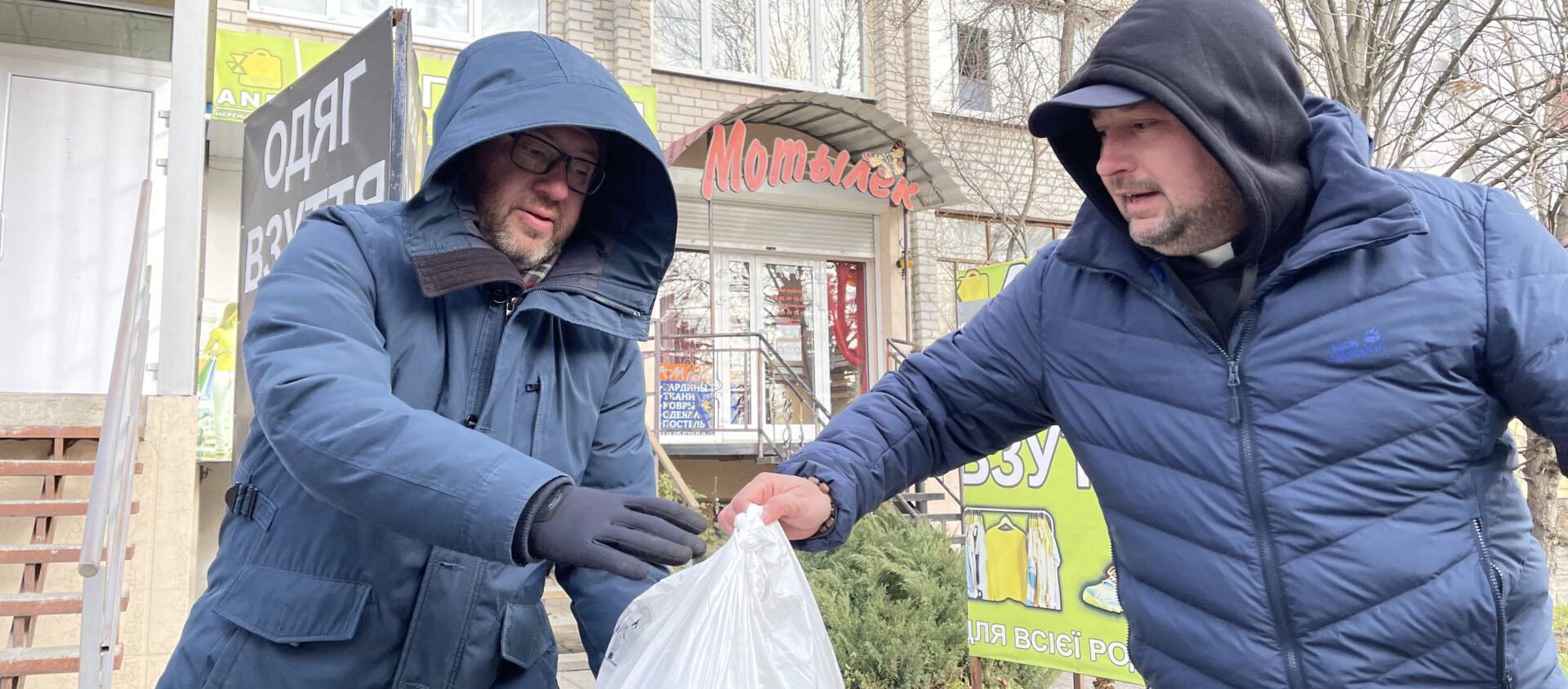 L'ambassadeur de Pologne en Ukraine, Bartosz Cichocki (à g.), participe à la distribution d'aide alimentaire avec les bénévoles de la Maison de Saint-Martin à Izium | © Jaroslaw Krawiec