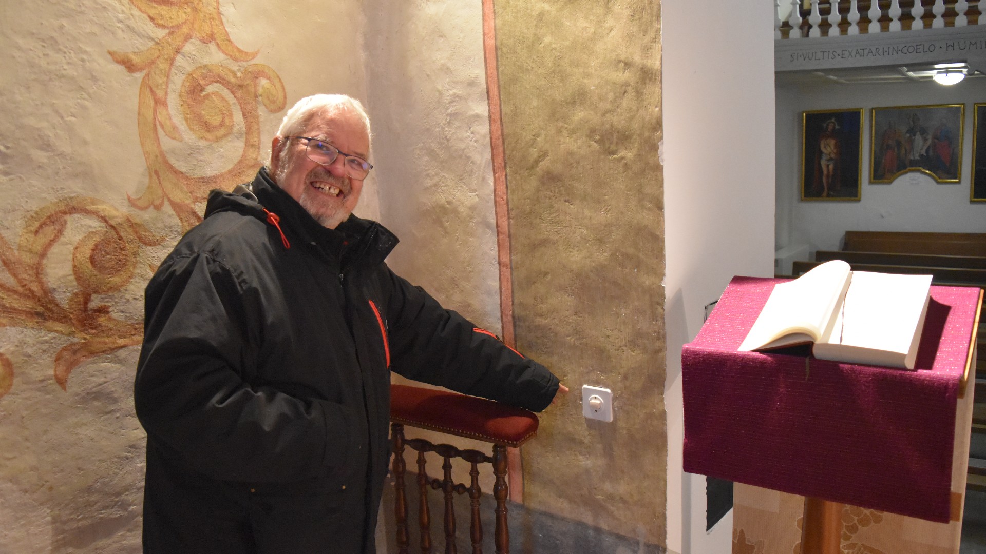 Bernard Godel, neveu de l'abbé Dubey, dans la chapelle de Cournillens © Jacques Berset