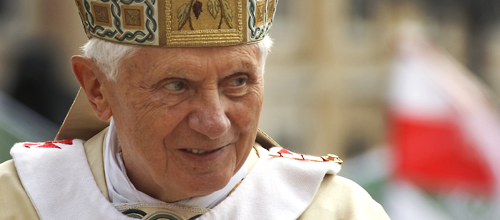 Mai 2011: le pape Benoît XVI salue les fidèles sur la place Saint-Pierre à l'occasion de la béatification du pape Jean-Paul II, le 1er mai 2011 dans la Cité du Vatican | DR