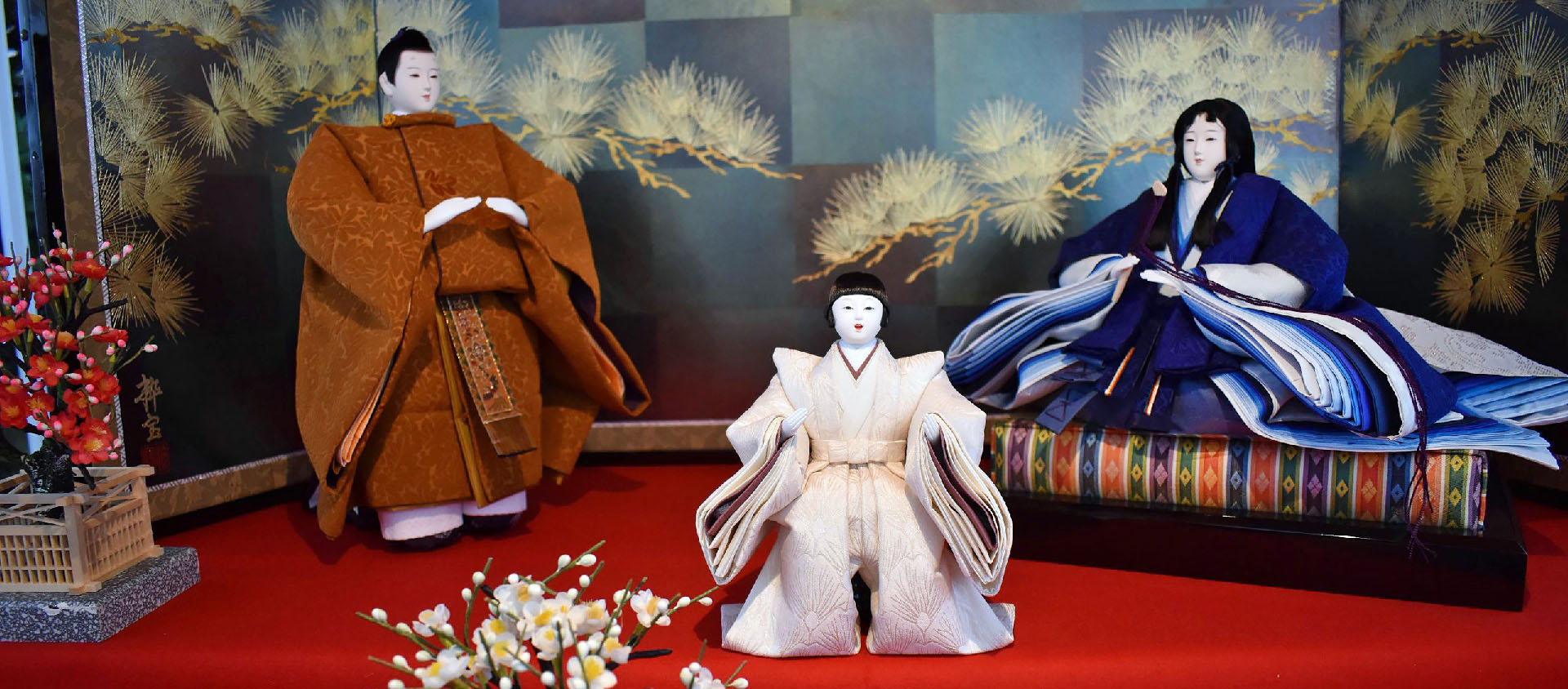 La Sainte Famille est représentée par des poupées traditionnelles figurant le couple impérial japonais et leur fils dans la tradition de la "Fête des poupées" | © MEP 