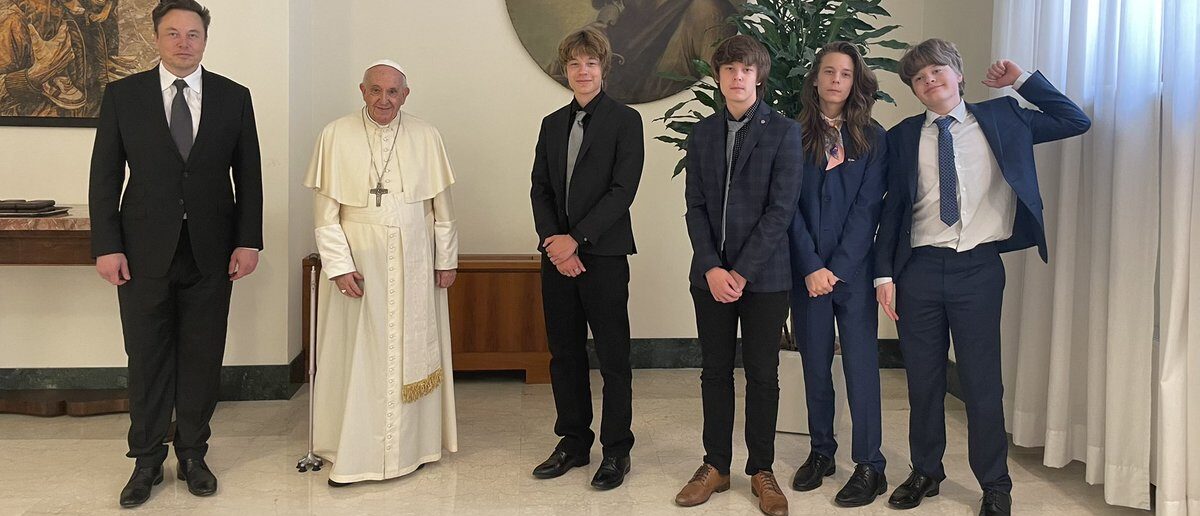 Elon Musk, accompagné de ses quatre enfants, a rencontré le pape François le 1er juillet 2022 | Twitter