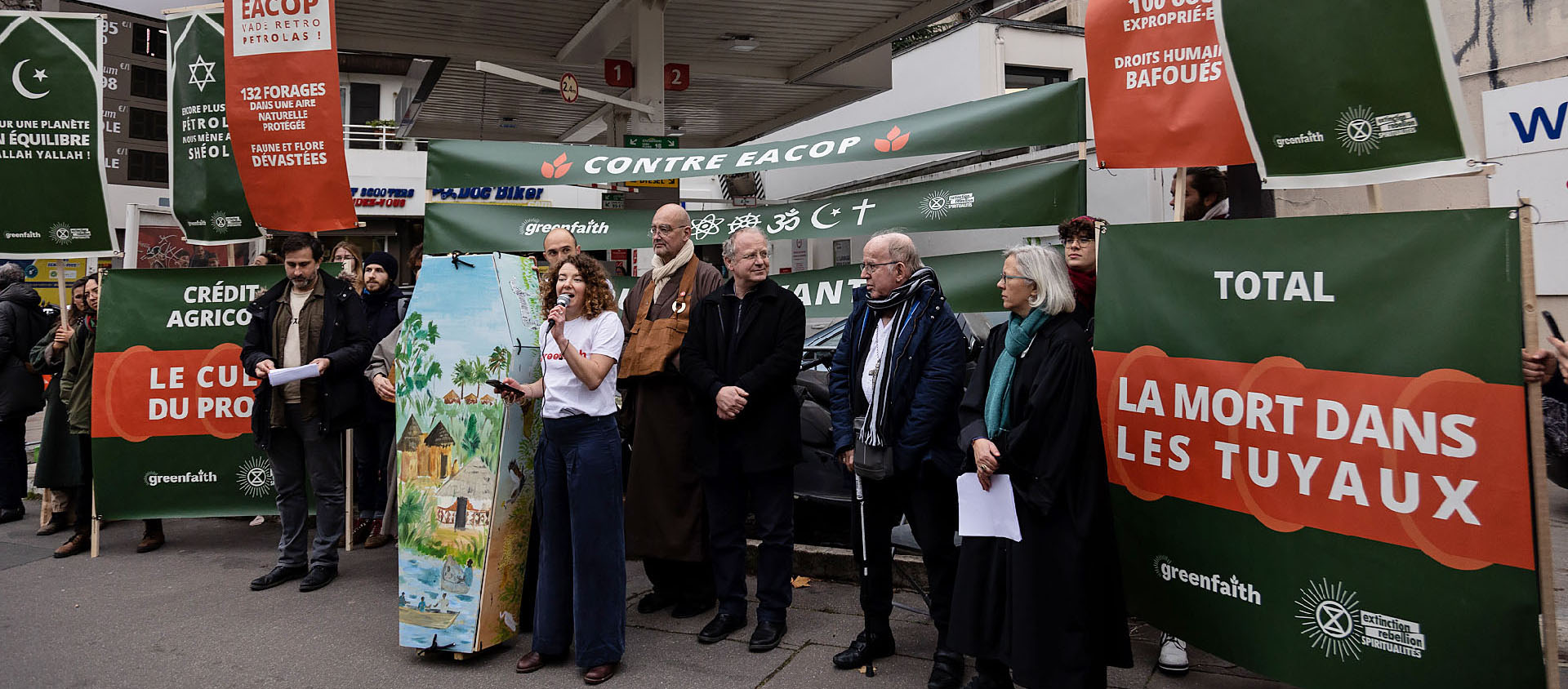 La manifestation contre les projets de TotalEnergies a réuni plusieurs personnalités religieuses, dont Mgr Marc Stenger, évêque émérite de Troyes (deuxième depuis la dr.) | © Clément Tissot/GreenFaith