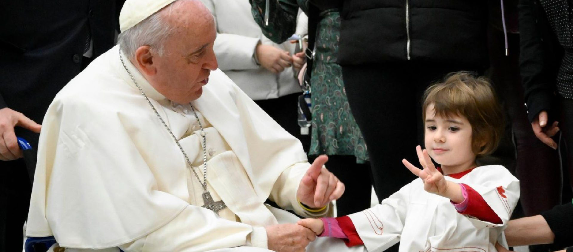 «La possessivité est l’ennemi du bien et elle tue l’affection», a insisté le pape, ici à la fin de l'audience avec un servant de messe | © Vatican Media