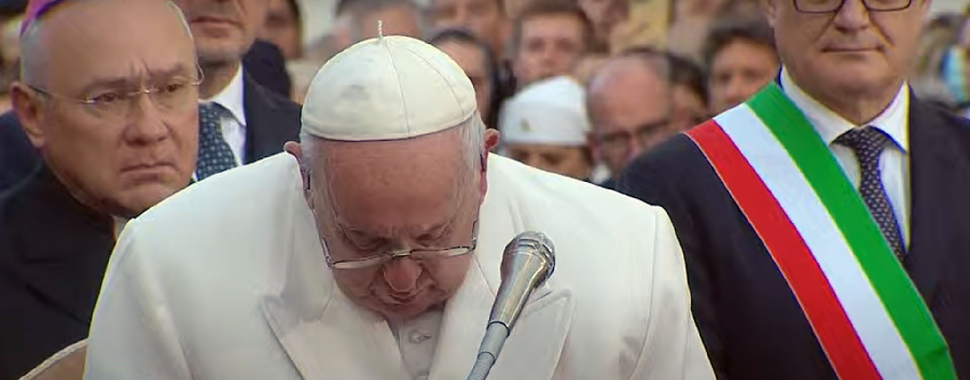 Fondant en larmes, à l'évocation de la l'Ukraine, le pape a interrompu son discours | Capture-écran 