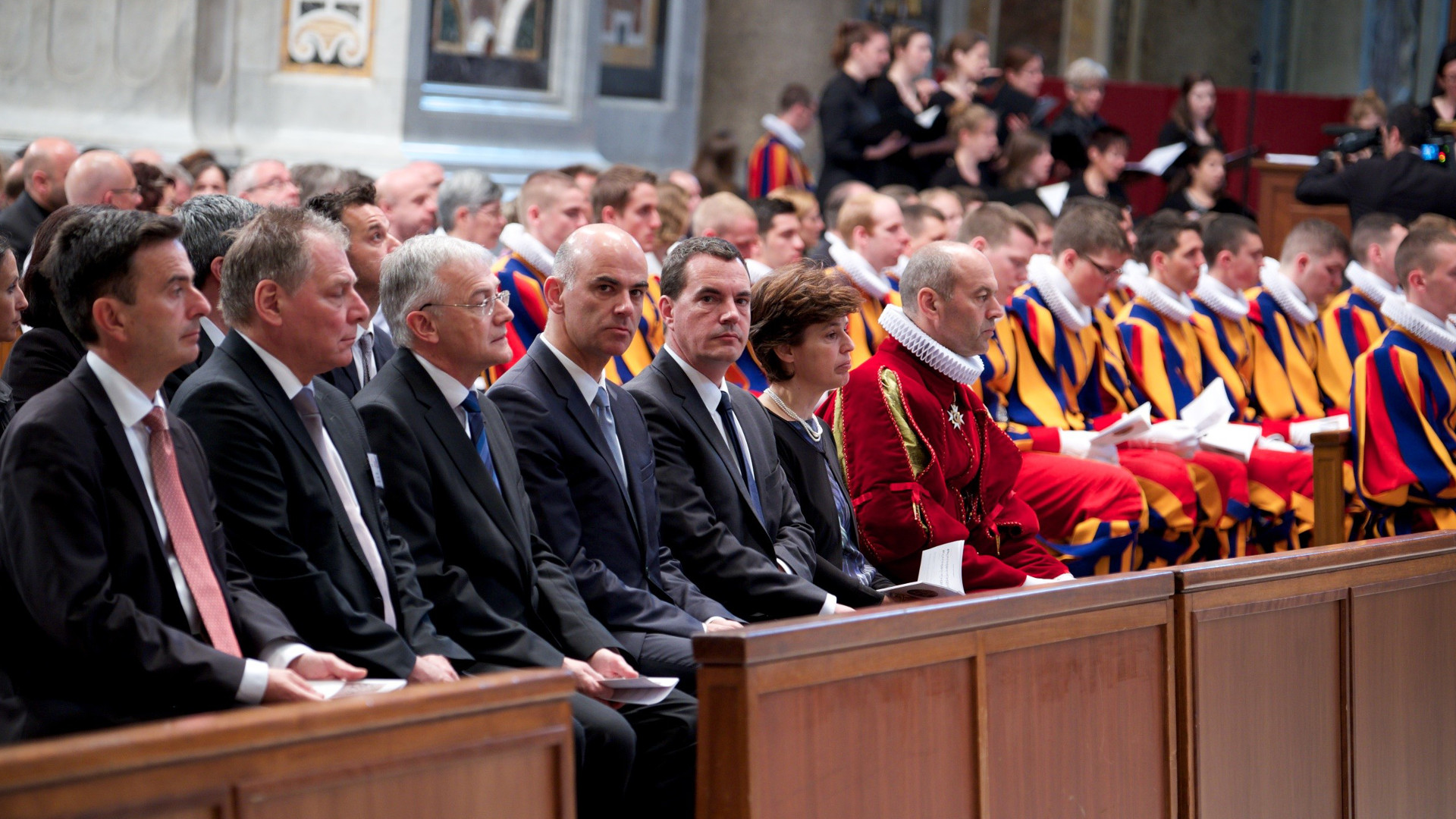 Le gouvernement valaisan et le conseiller fédéral Alain Berset à Rome à la cérémonie d'assermentation de la Garde Suisse en 2015 @ Olivier Sittel