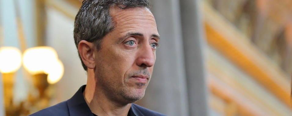 L'humoriste Gad Elmaleh raconte dans son film "Reste un peu" son rapprochement avec le catholicisme | © Département des Yvelines/Flickr/CC BY-ND 2.0