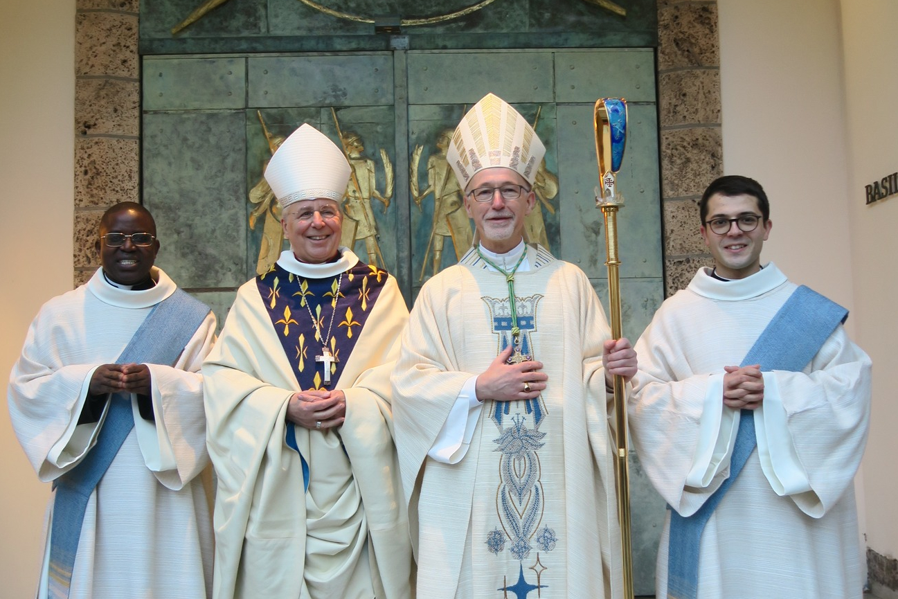 De g. à d. Maurice Sessou, Mgr Jean Scarcella, Mgr Martin Krebs, Simone Previte | © Abbaye de St-Maurice